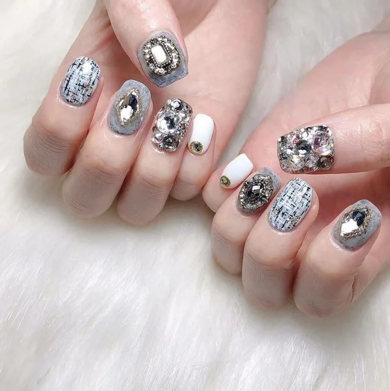 Những mẫu nail đính đá đơn giản phù hợp với mọi sự kiện