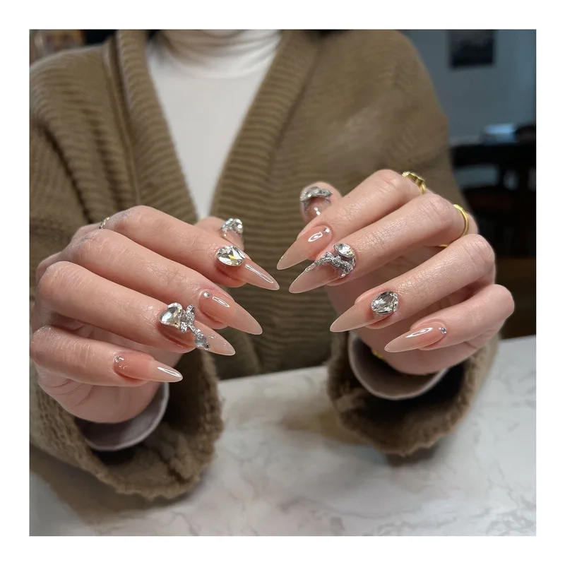 Mẫu nail đính đá nhẹ nhàng dành cho nàng yêu sự tinh tế
