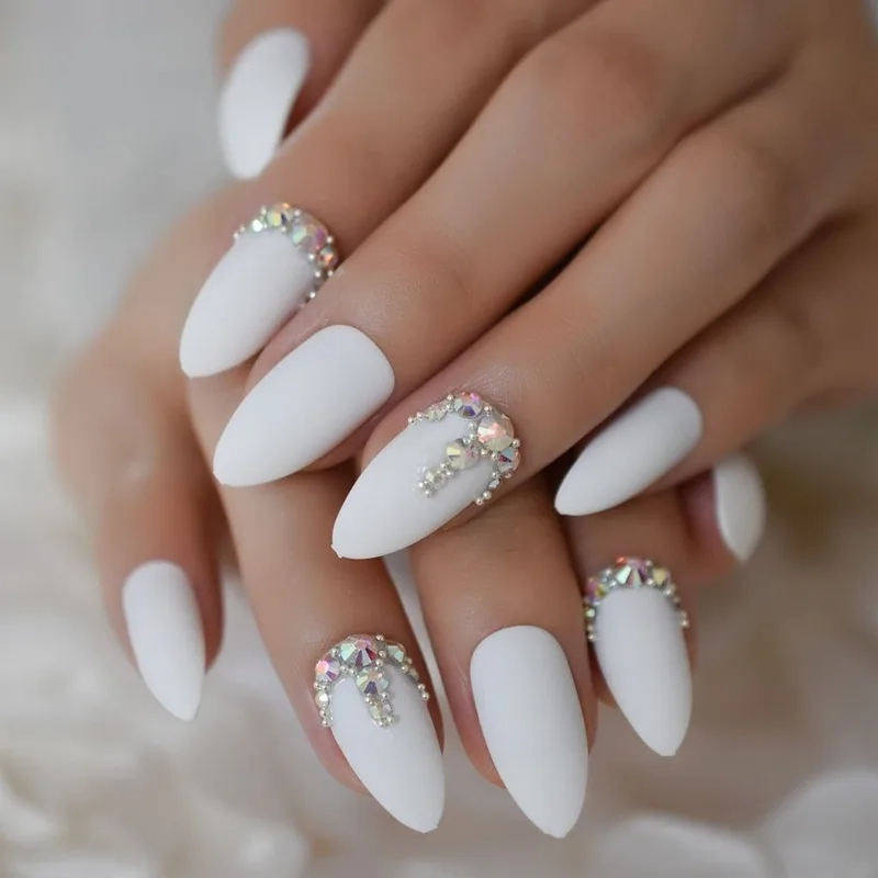 Các mẫu nail đính đá đơn giản phù hợp với mọi phong cách