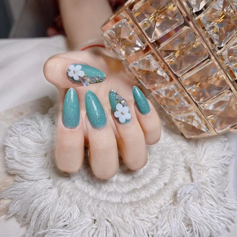 Các mẫu đính đá móng tay đơn giản dễ thương và sang chảnh