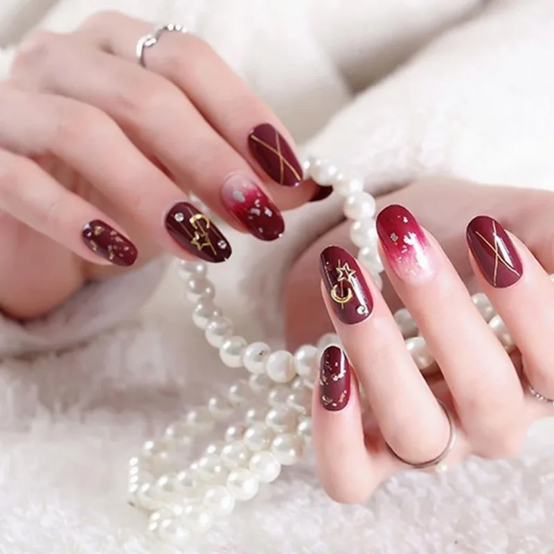 Móng tay giả đính đá đơn giản cho nàng thêm cá tính