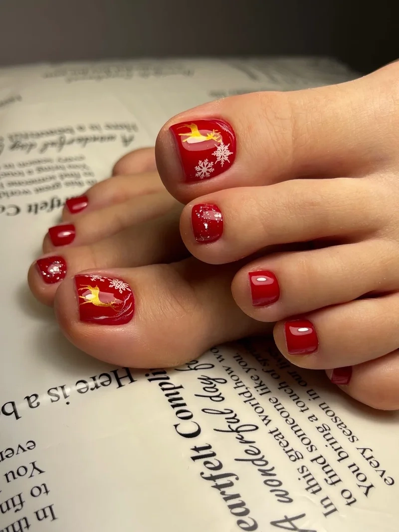 Sáng tạo với móng chân đỏ vẽ đầy nghệ thuật cá tính
