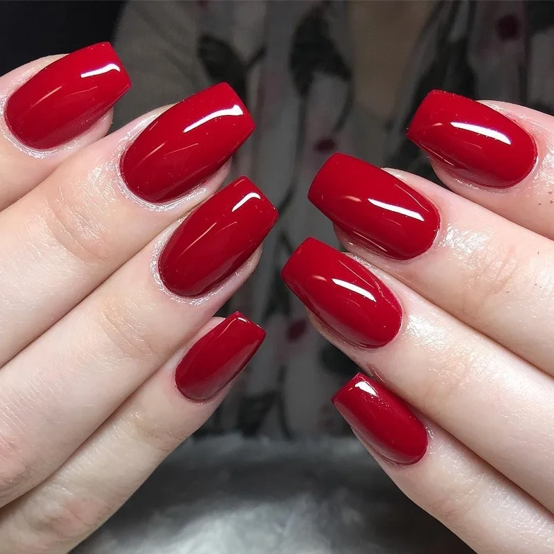 Bộ móng tay màu đỏ giúp đôi tay thêm quyến rũ và thanh lịch