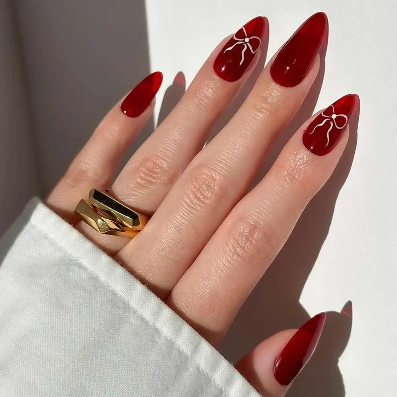 Trẻ trung tươi tắn với móng tay màu đỏ cherry đầy sức sống