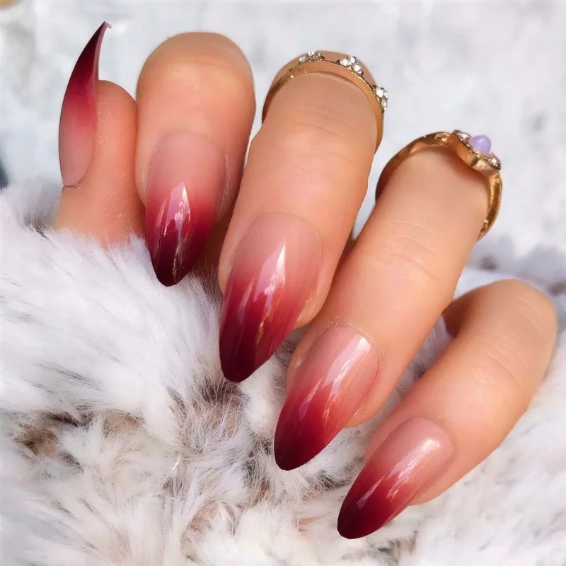 Hiệu ứng chuyển màu độc đáo với móng tay ombre đỏ