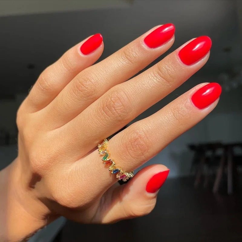 Sơn móng tay màu đỏ tươi giúp bạn luôn tràn đầy sức sống