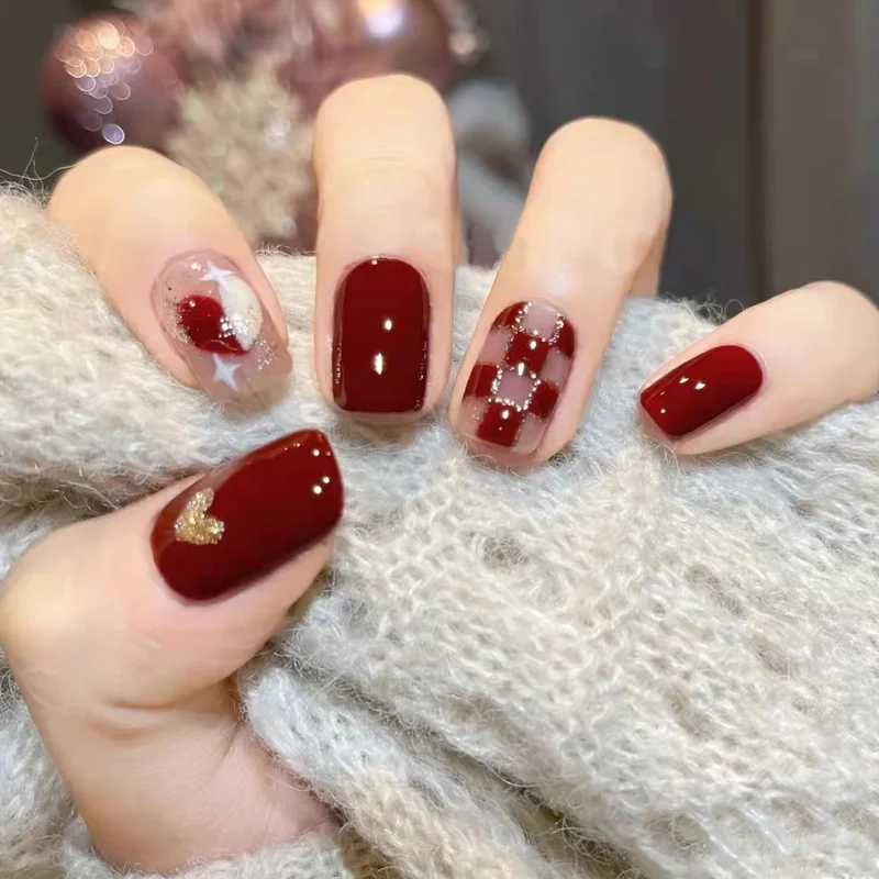 Sơn móng tay màu đỏ đất mang lại cảm giác ấm áp thời thượng