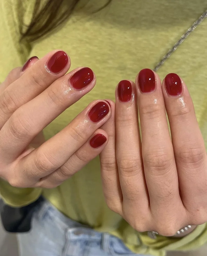 Thời thượng và cuốn hút với móng màu đỏ đô đầy quyến rũ