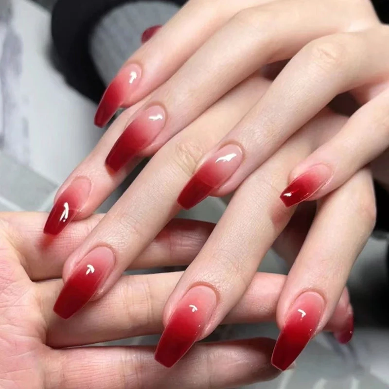 Quyến rũ với mẫu móng ombre đỏ tạo hiệu ứng chuyển màu độc đáo