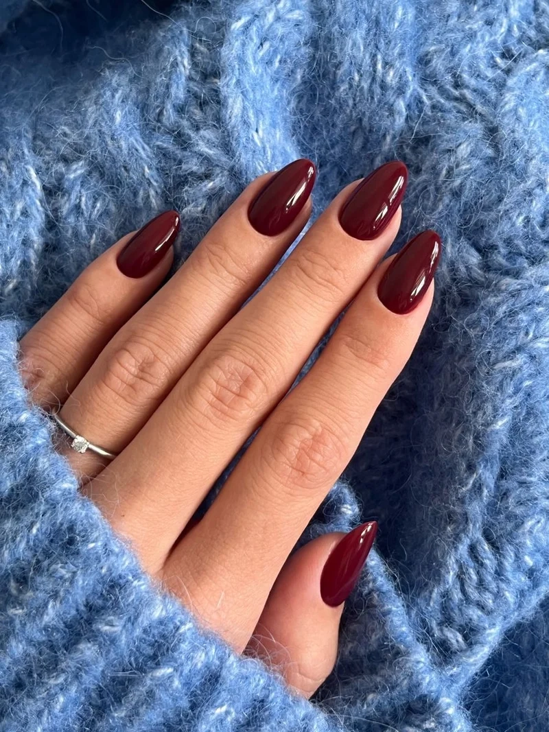 Nổi bật với mẫu nail sơn lì màu đỏ cho nàng thêm cuốn hút