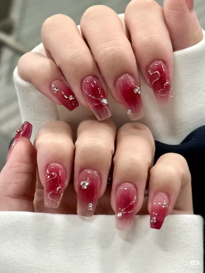 Mẫu nail đỏ loang giúp đôi tay thêm phần bí ẩn quyến rũ