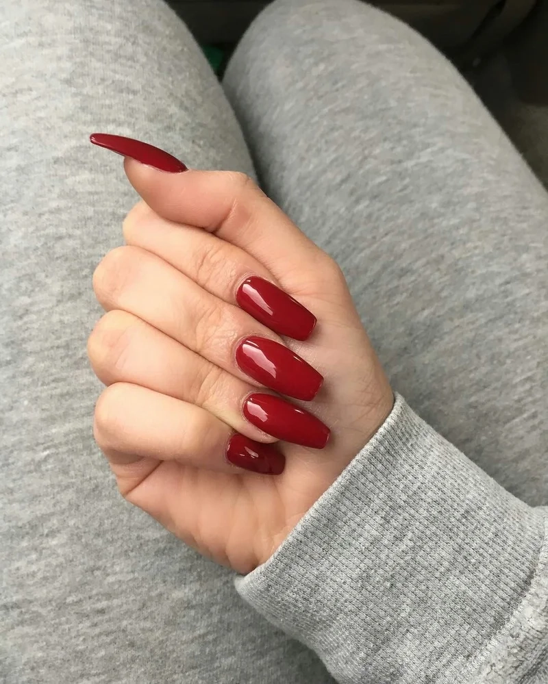 Độc đáo với mẫu nail đỏ lì dành cho nàng yêu thích sự tối giản