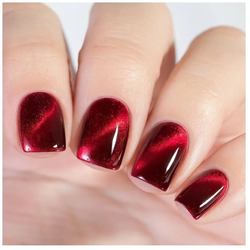 Cuốn hút với mẫu nail đỏ mắt mèo phản chiếu ánh sáng cực ấn tượng
