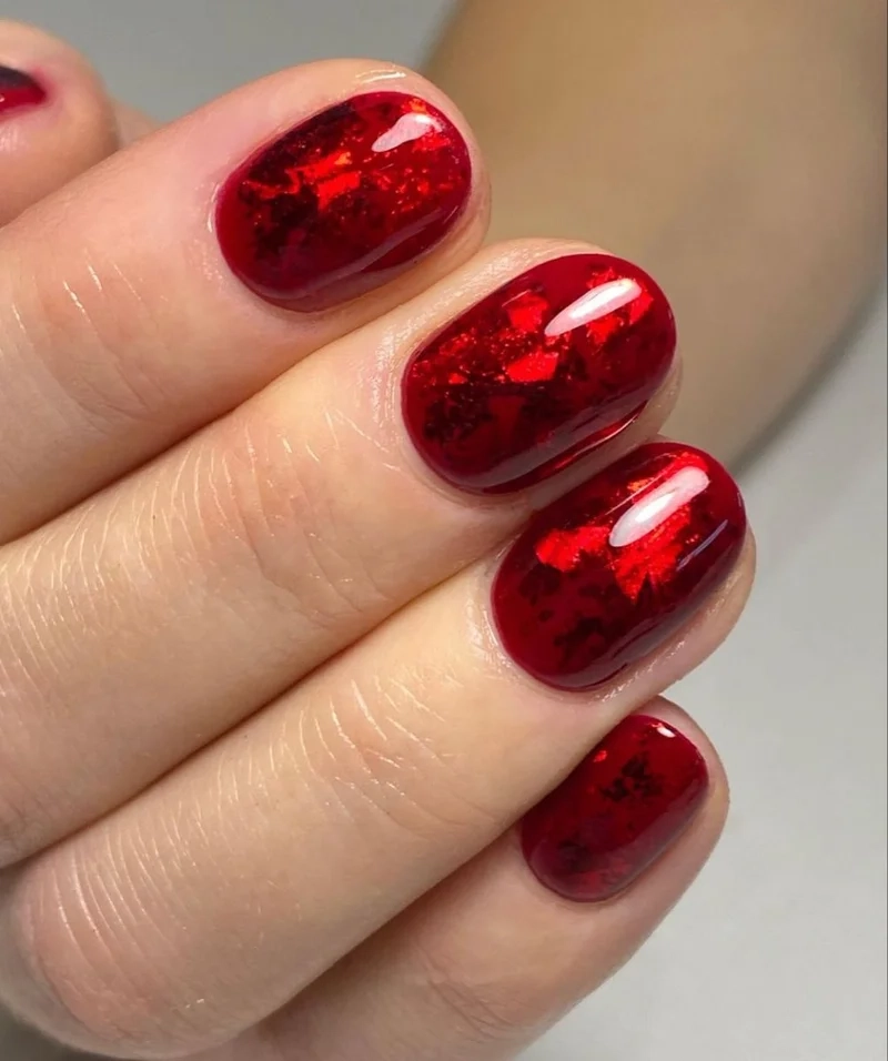 Gọn gàng nhưng nổi bật với mẫu nail đỏ ngắn phù hợp mọi phong cách