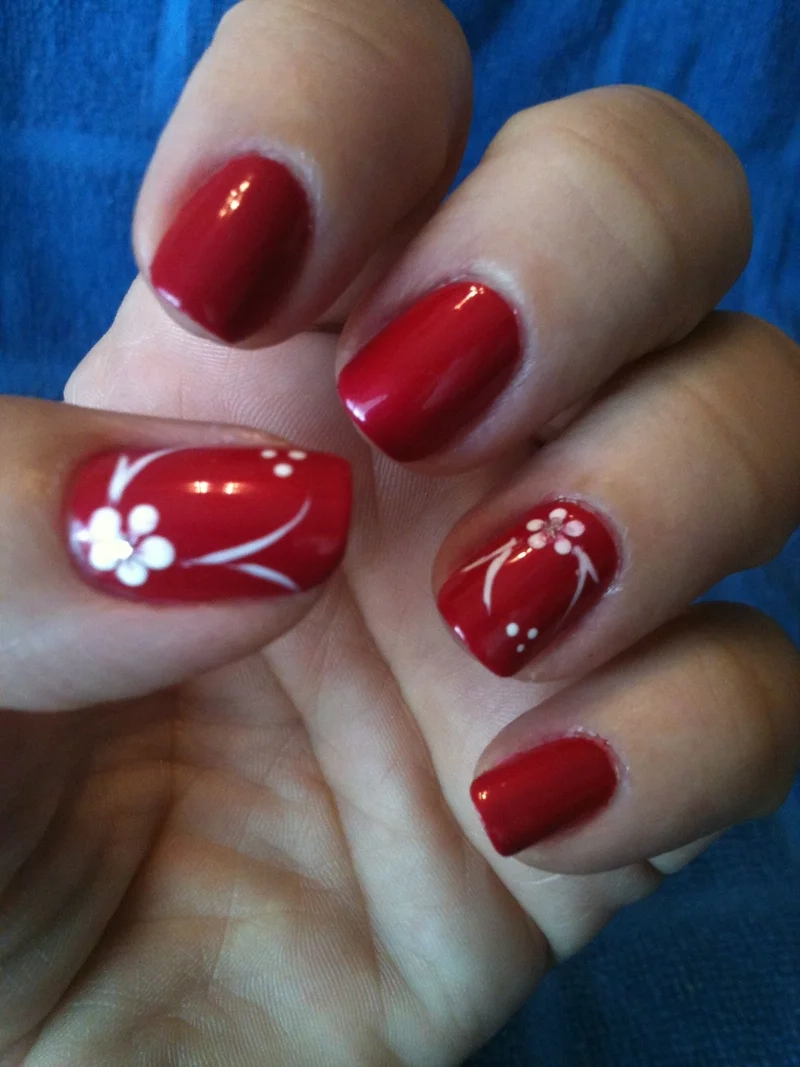 Nhẹ nhàng với mẫu nail đỏ vẽ hoa giúp tay thêm phần nữ tính