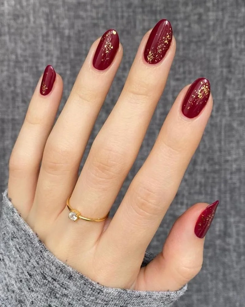 Nail nhũ đỏ giúp bàn tay thêm lấp lánh và cuốn hút