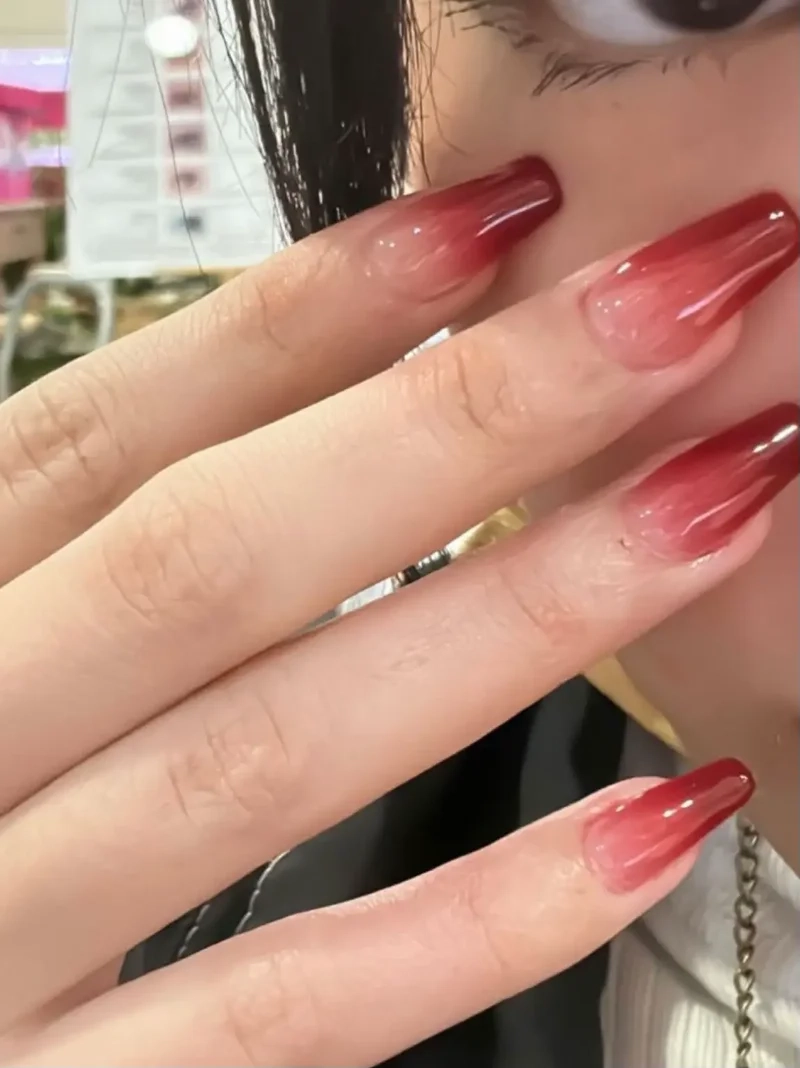 Chuyển màu ấn tượng với nail omber đỏ đầy nghệ thuật