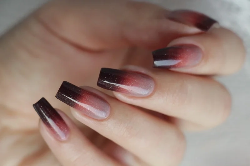Cá tính với nail omber đỏ đen dành cho nàng yêu phong cách độc đáo