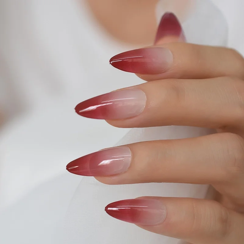 Dịu dàng với nail ombre đỏ trắng tạo hiệu ứng trong suốt tinh tế