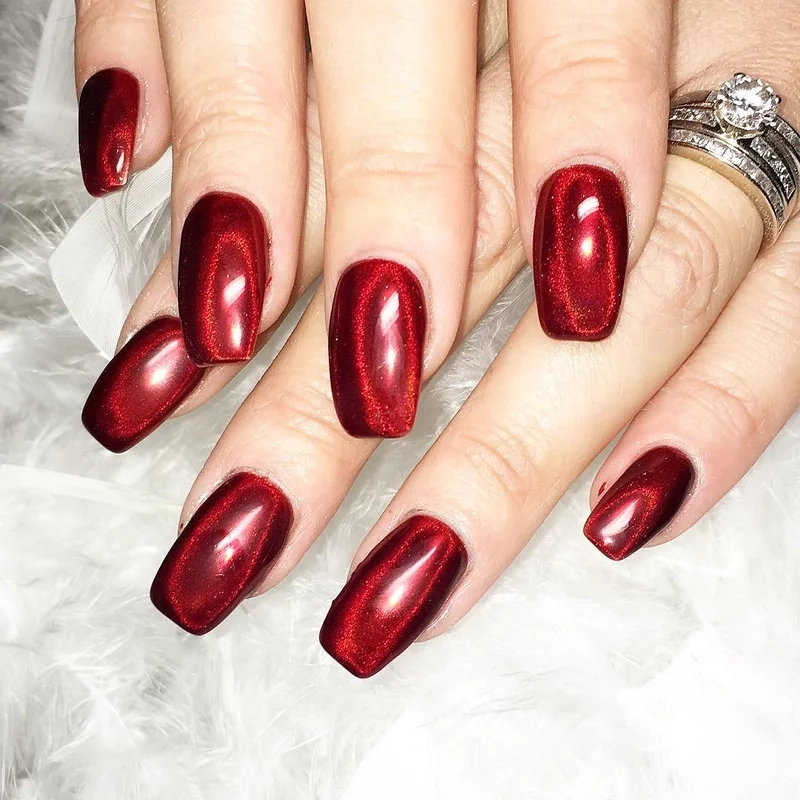 Hiện đại với nail tráng gương đỏ cho nàng thêm nổi bật