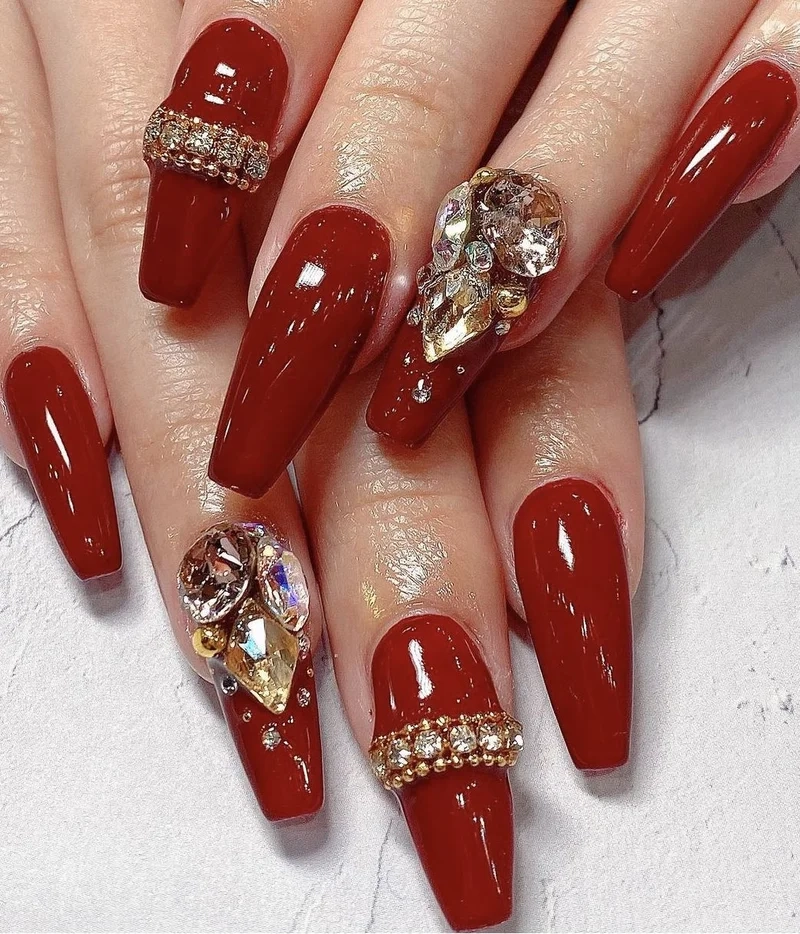Quyến rũ và đẳng cấp với nail đính đá sang trọng màu đỏ