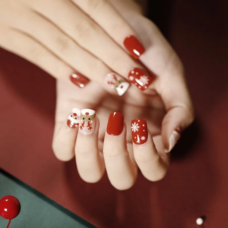 Nhẹ nhàng nhưng thu hút với nail đỏ dễ thương đầy nữ tính