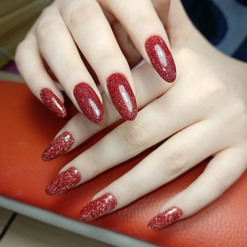 Lung linh với nail đỏ kim tuyến cho đôi tay tỏa sáng