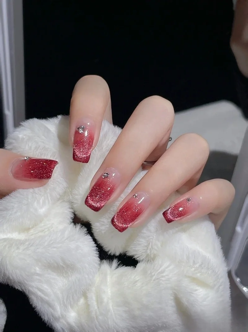 Nail đỏ nhạt phù hợp với phong cách nhẹ nhàng thanh lịch