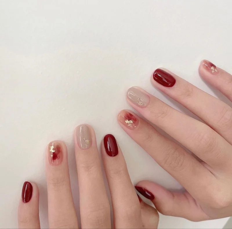 Tinh tế với nail đỏ nhẹ nhàng dành cho nàng yêu sự đơn giản