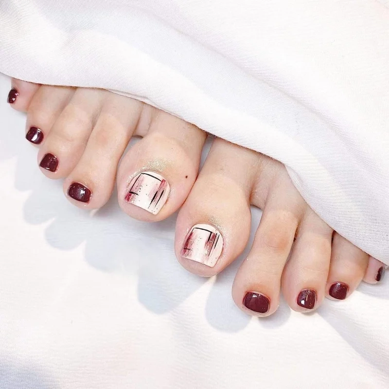 Kết hợp hài hòa với nail chân đỏ trắng tạo phong cách riêng