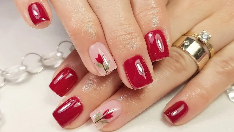 Cá tính hơn với nail đỏ giúp tay trông thanh thoát hơn