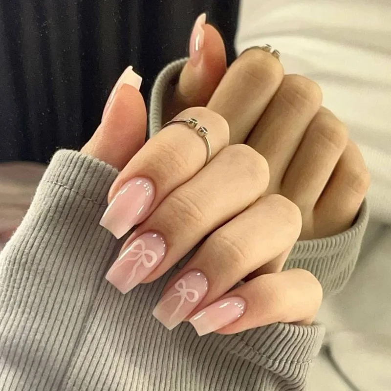 Mẫu nail tay đơn giản giúp bạn có đôi tay xinh xắn