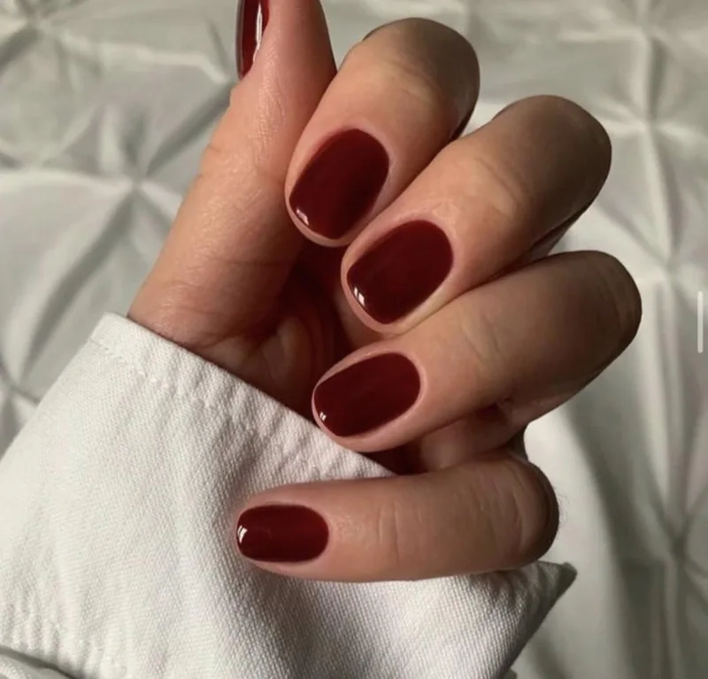 Móng tay đẹp đơn giản nhẹ nhàng phù hợp với mọi trang phục