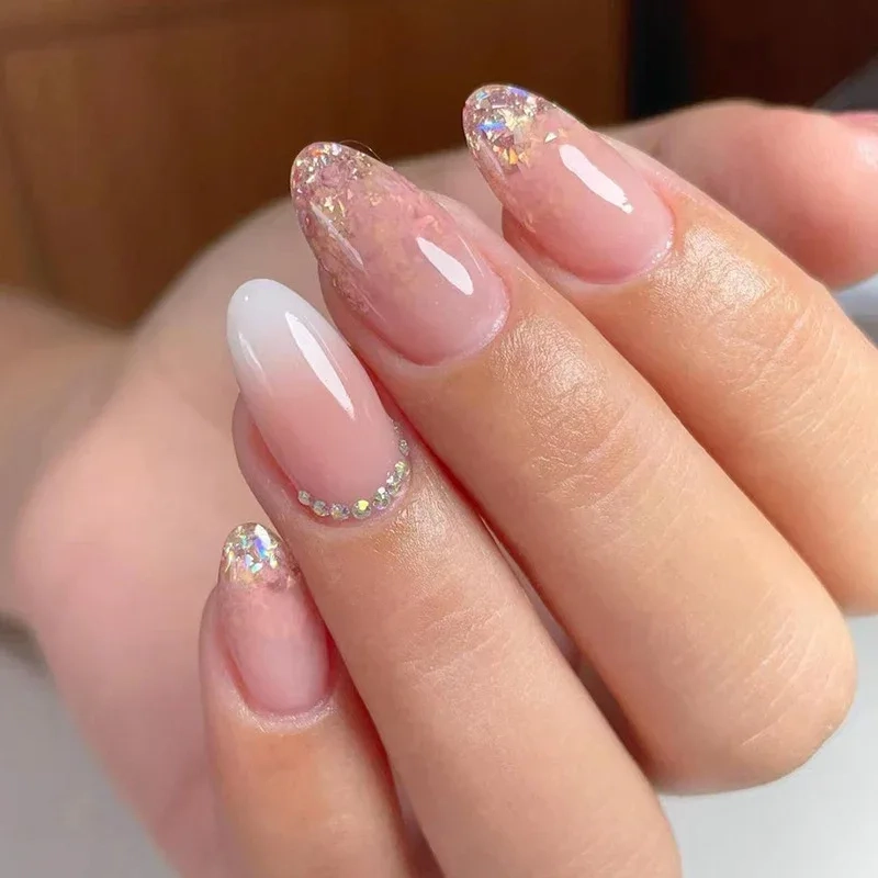 Các kiểu đính đá móng tay đơn giản giúp đôi tay thêm lấp lánh