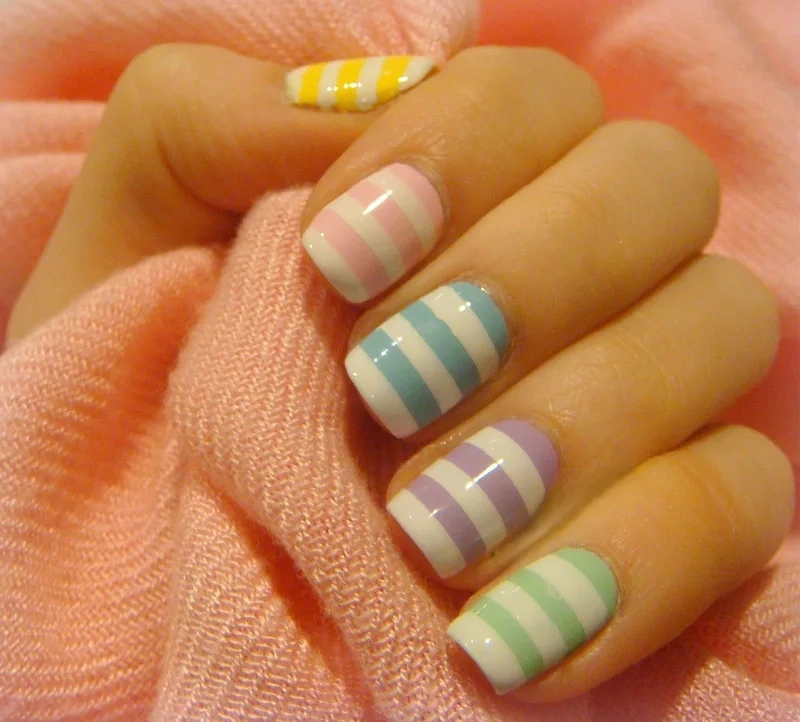 Những các mẫu kẻ nail đơn giản hot trend năm nay