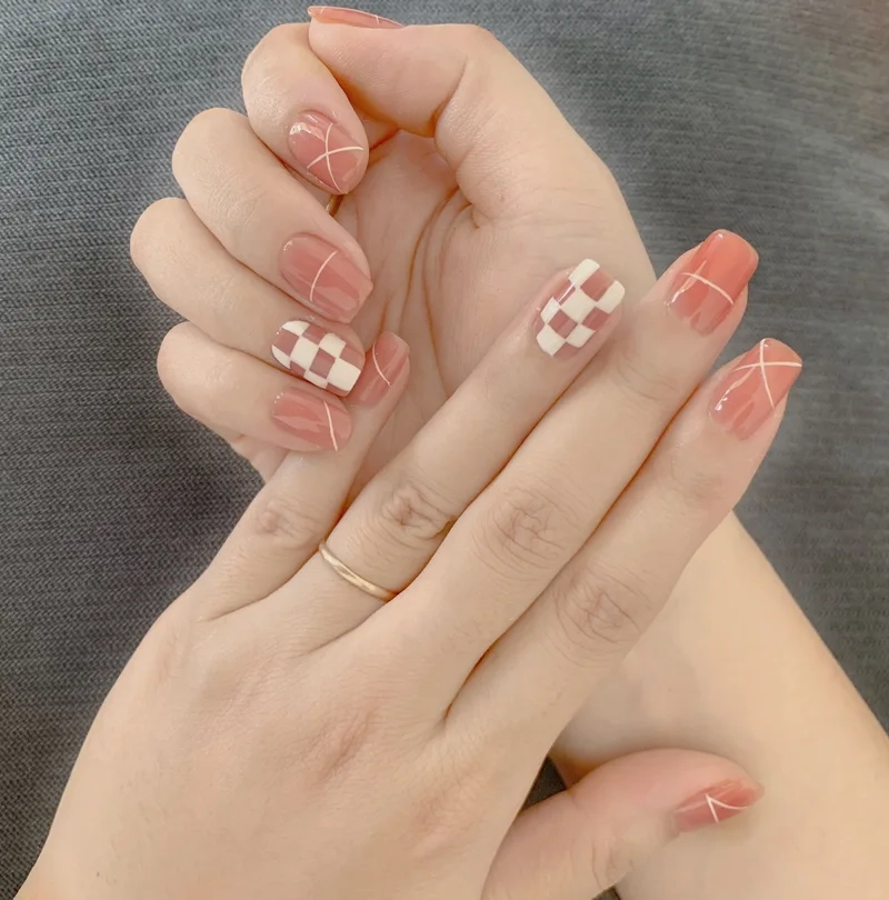 Cách vẽ nail kẻ caro siêu dễ mà vẫn cá tính