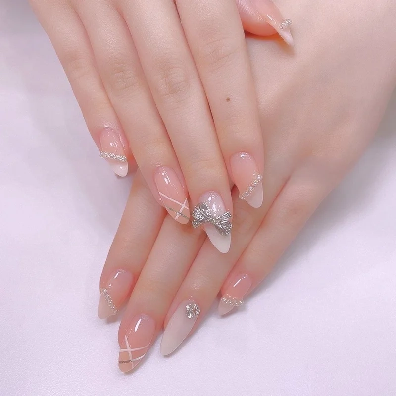 Những mẫu móng tay sơn gel đính đá đơn giản đẹp tinh tế