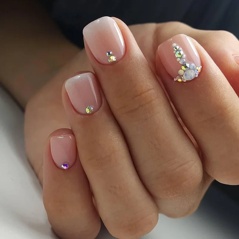 Nail trắng đính đá đơn giản giúp bàn tay trông thanh lịch hơn