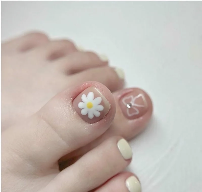 Cách vẽ hoa móng chân đơn giản giúp bàn chân thêm nữ tính