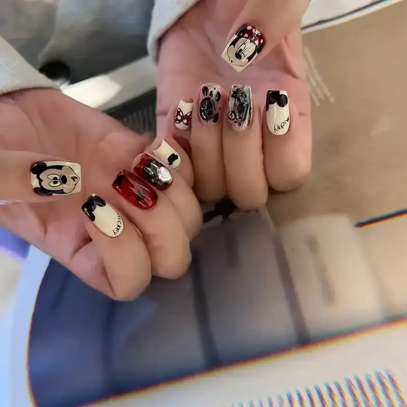 Nail hình chuột mickey giúp đôi tay thêm phần sinh động