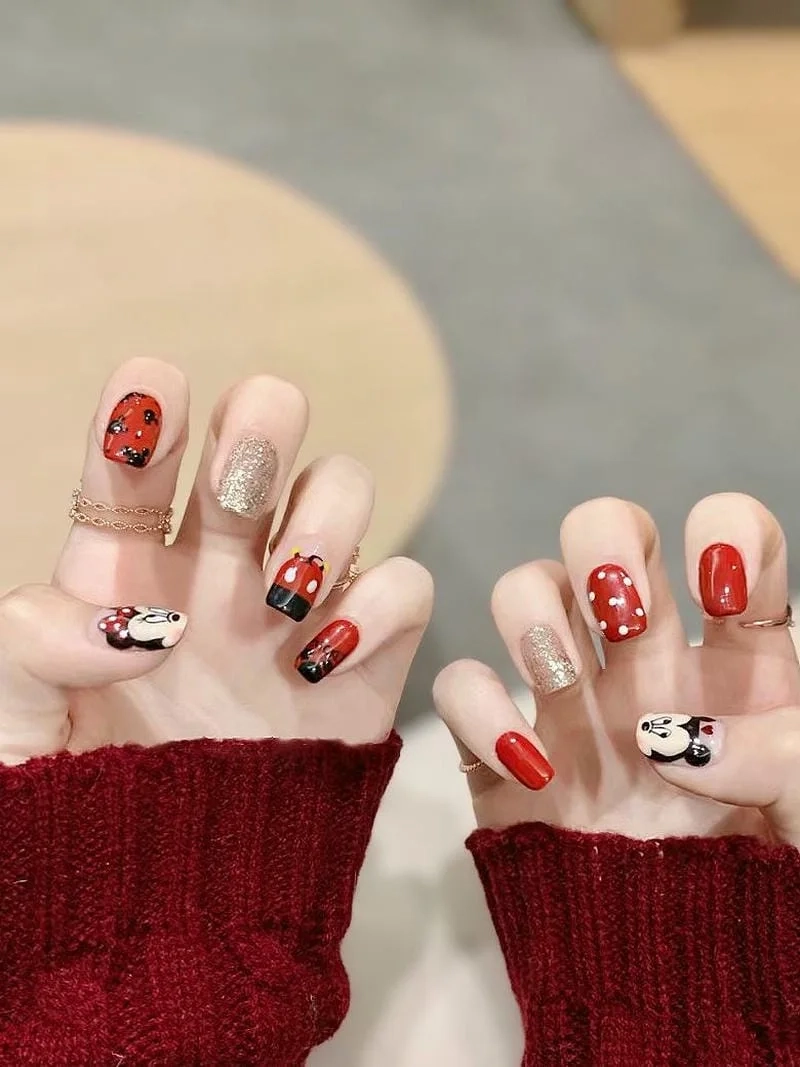 Nail hoạt hình mickey hot trend cho nàng cá tính