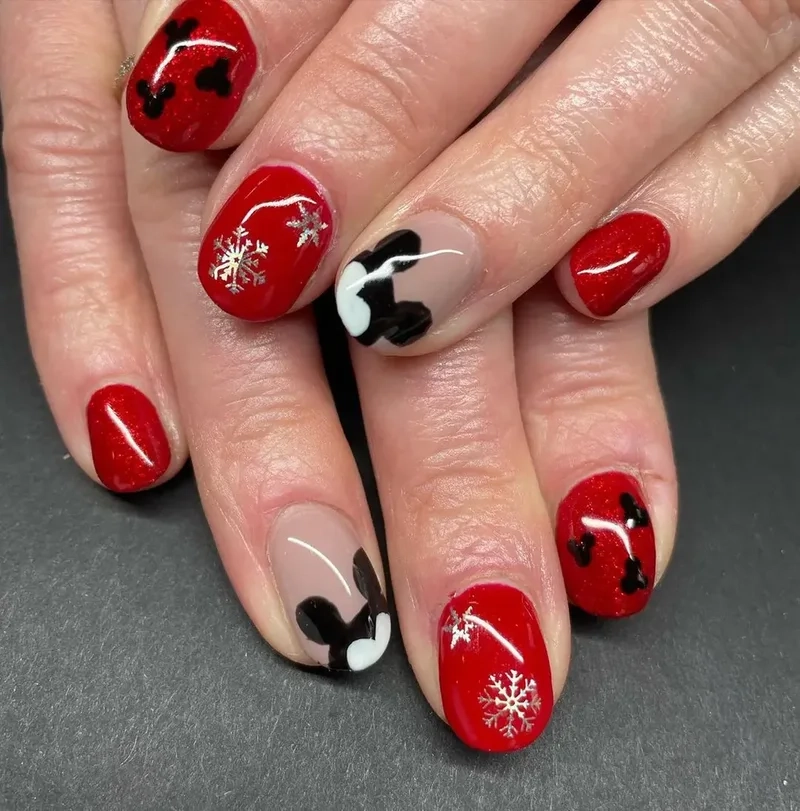 Vẽ chuột mickey trên móng tay tạo điểm nhấn dễ thương