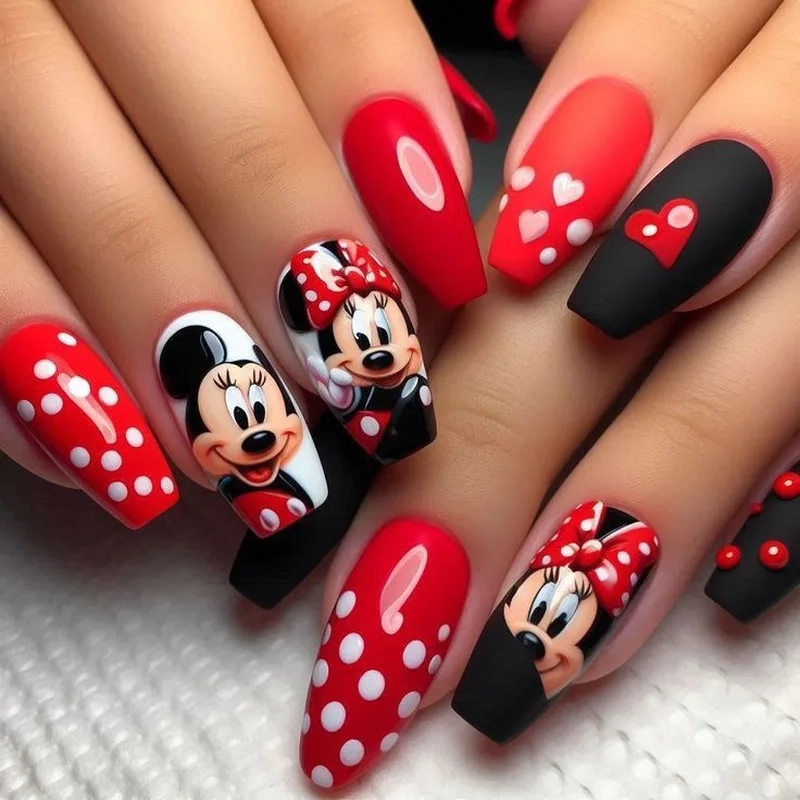 Vẽ nail mickey dễ thương, phù hợp với mọi phong cách