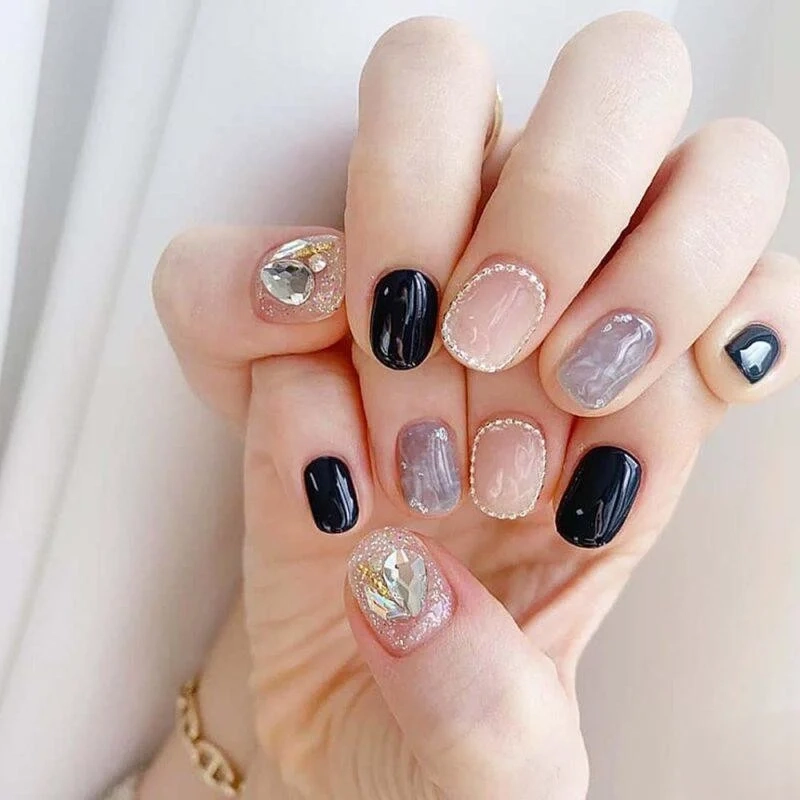 Mẫu móng tay kim tuyến đẹp dành cho nàng yêu sự nhẹ nhàng