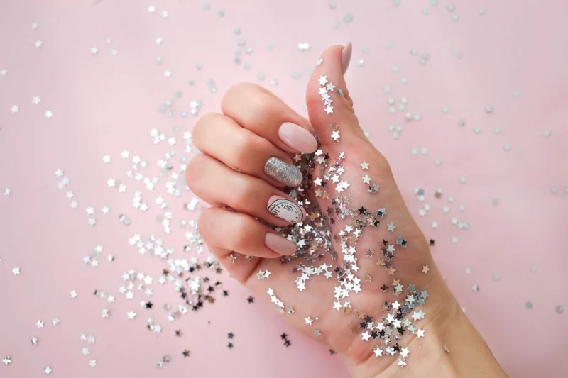 Nail nhũ kim tuyến lấp lánh như ánh mặt trời