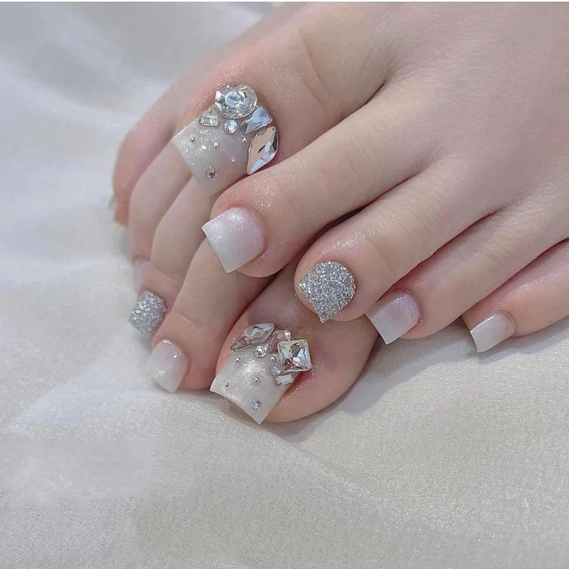 Sơn móng chân kim tuyến giúp nàng tự tin với từng bước đi