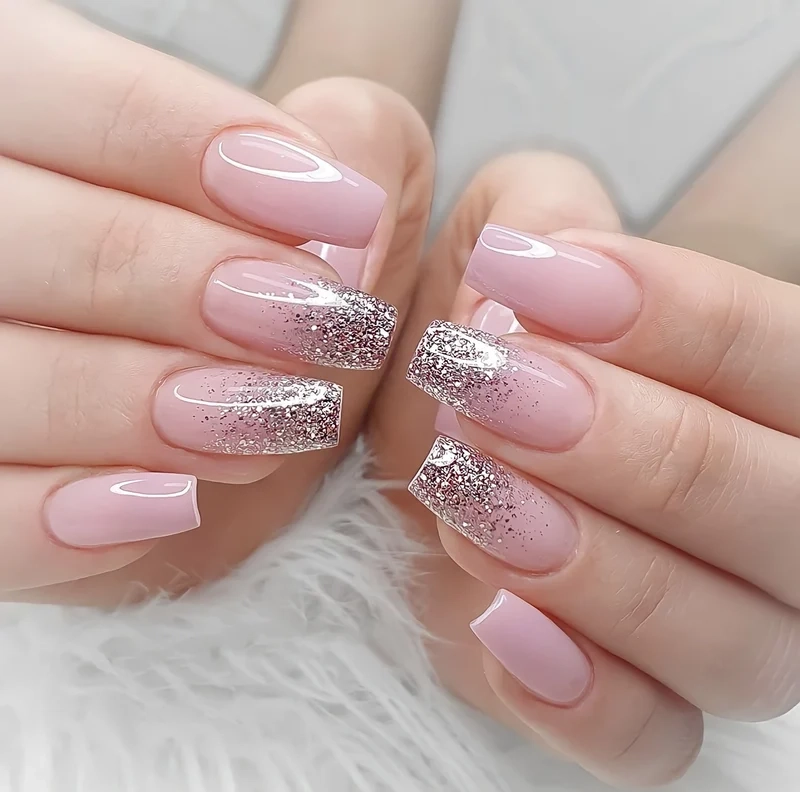 Màu sơn móng kim tuyến sang chảnh và đầy quyến rũ
