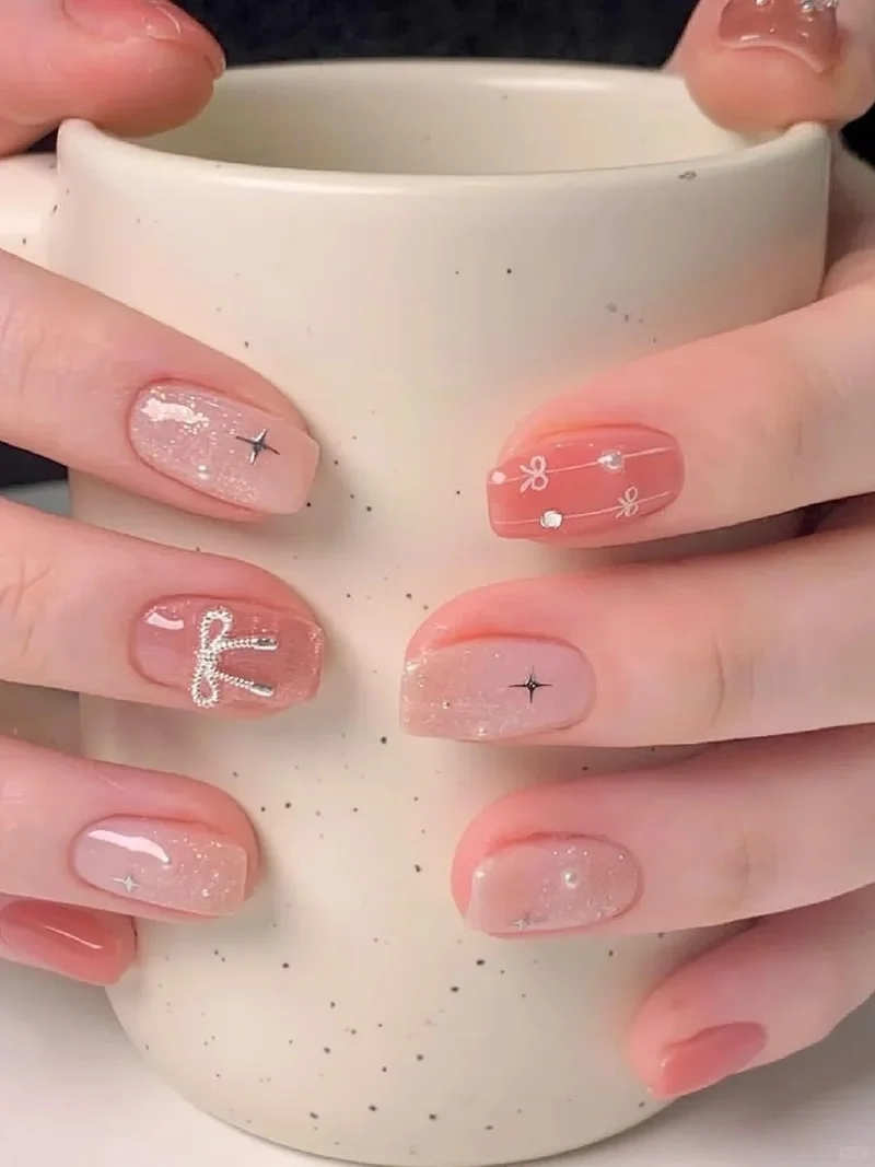 Mê mẩn với nail hồng thạch nhẹ nhàng thanh lịch tự nhiên