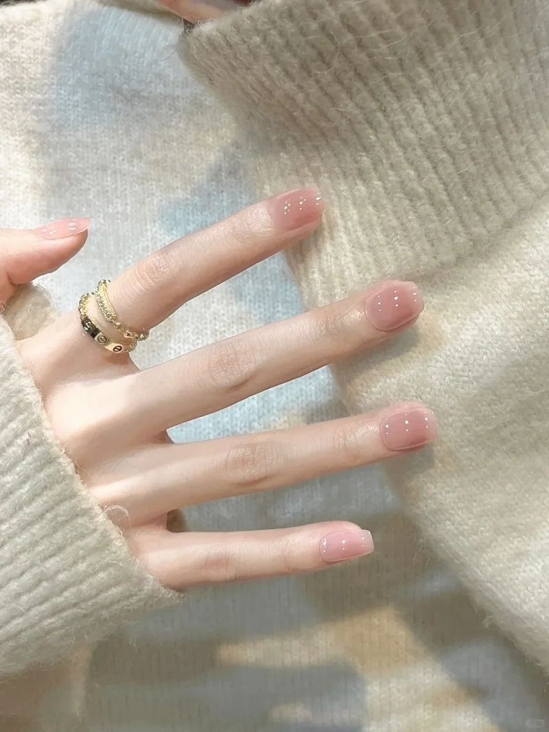 Mẫu nail sơn thạch hồng nhẹ nhàng mà sang ai cũng mê