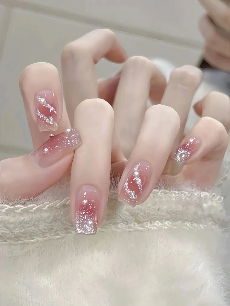 Kiểu móng tay màu thạch hồng dịu dàng hợp với mọi phong cách